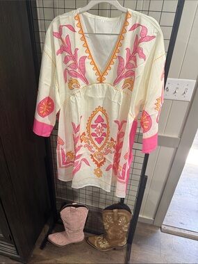 Women’s Embroidered print V-Neck Tunic Top in Pink & Cream